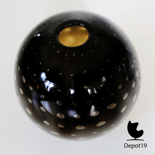 Depot_19_Brown_glass_Unica_vase_MAC_with_enclosed_air_bubbles_design_Floris_Meydam_8.jpg