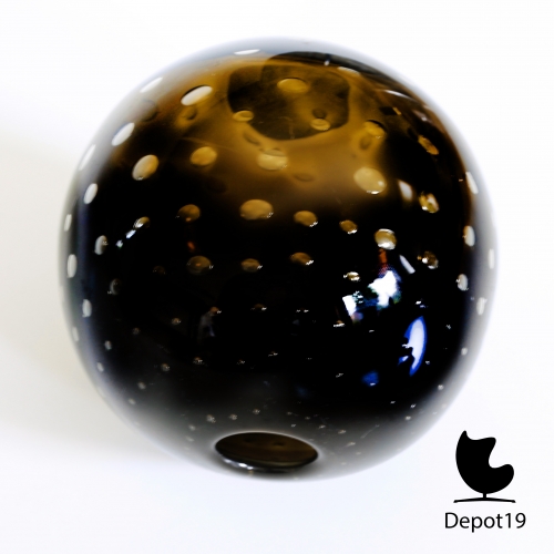 Depot_19_Brown_glass_Unica_vase_MAC_with_enclosed_air_bubbles_design_Floris_Meydam_2.jpg
