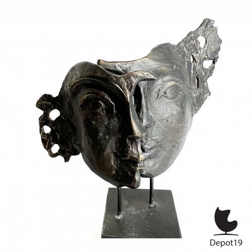 Sculptuur_Bernadette_Leijdekkers_1948_tegenpolen_samen_een_7.jpg