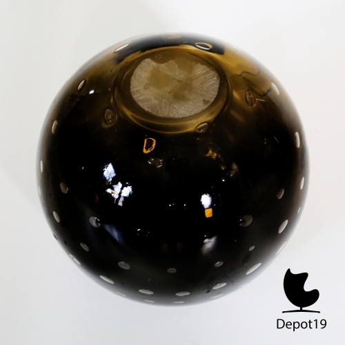 Depot_19_Brown_glass_Unica_vase_MAC_with_enclosed_air_bubbles_design_Floris_Meydam_9.jpg