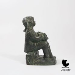 Alternative view of Sculptuur Klara Sever Austin productions Meisje met pop 1973