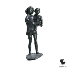 Corry_Ammerlaan_van_Niekerk_Grote_zus_-_meisje_met_kind_-_brons_sculptuur_beeldje_115_x9_x45_cm_depot19_depot_19_Olst_2b