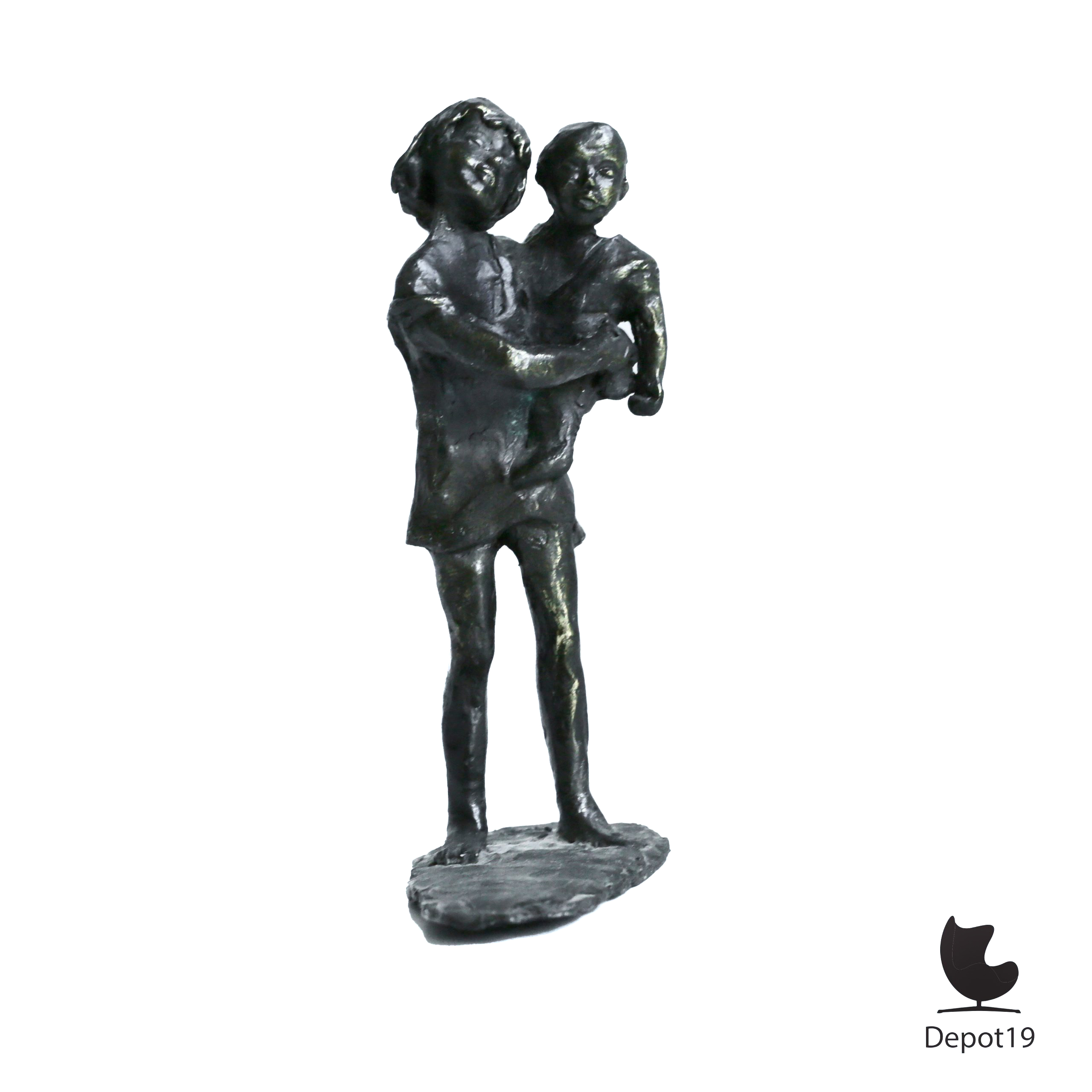 Corry_Ammerlaan_van_Niekerk_Grote_zus_-_meisje_met_kind_-_brons_sculptuur_beeldje_115_x9_x45_cm_depot19_depot_19_Olst_2b