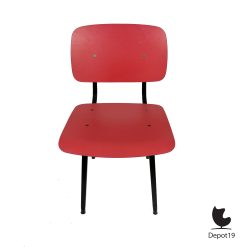 Alternative view of Ahrend De Cirkel Friso Kramer Revolt stoel design 1953