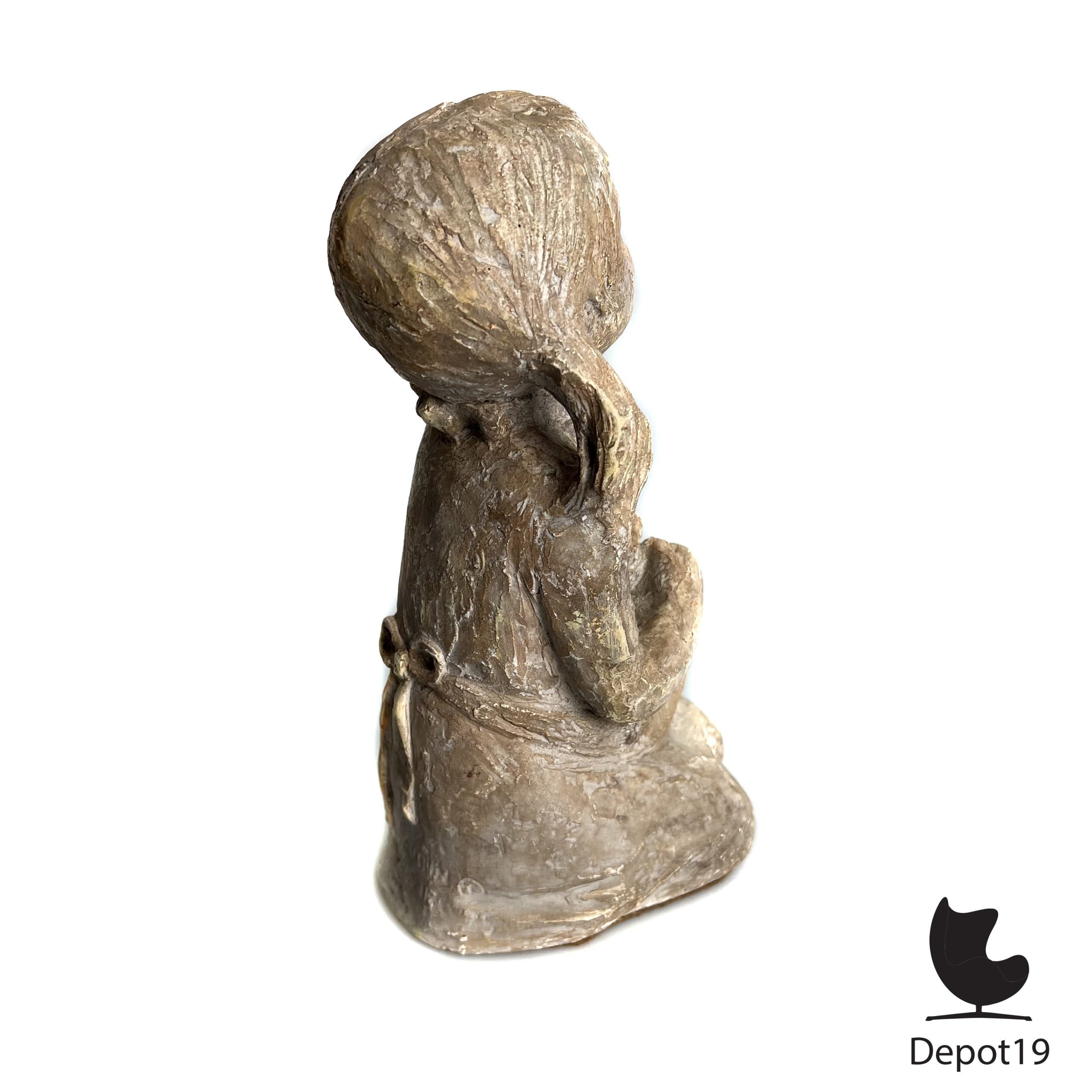 Sculptuur Klara Sever Austin productions Meisje met pop 1975 - Afbeelding 3