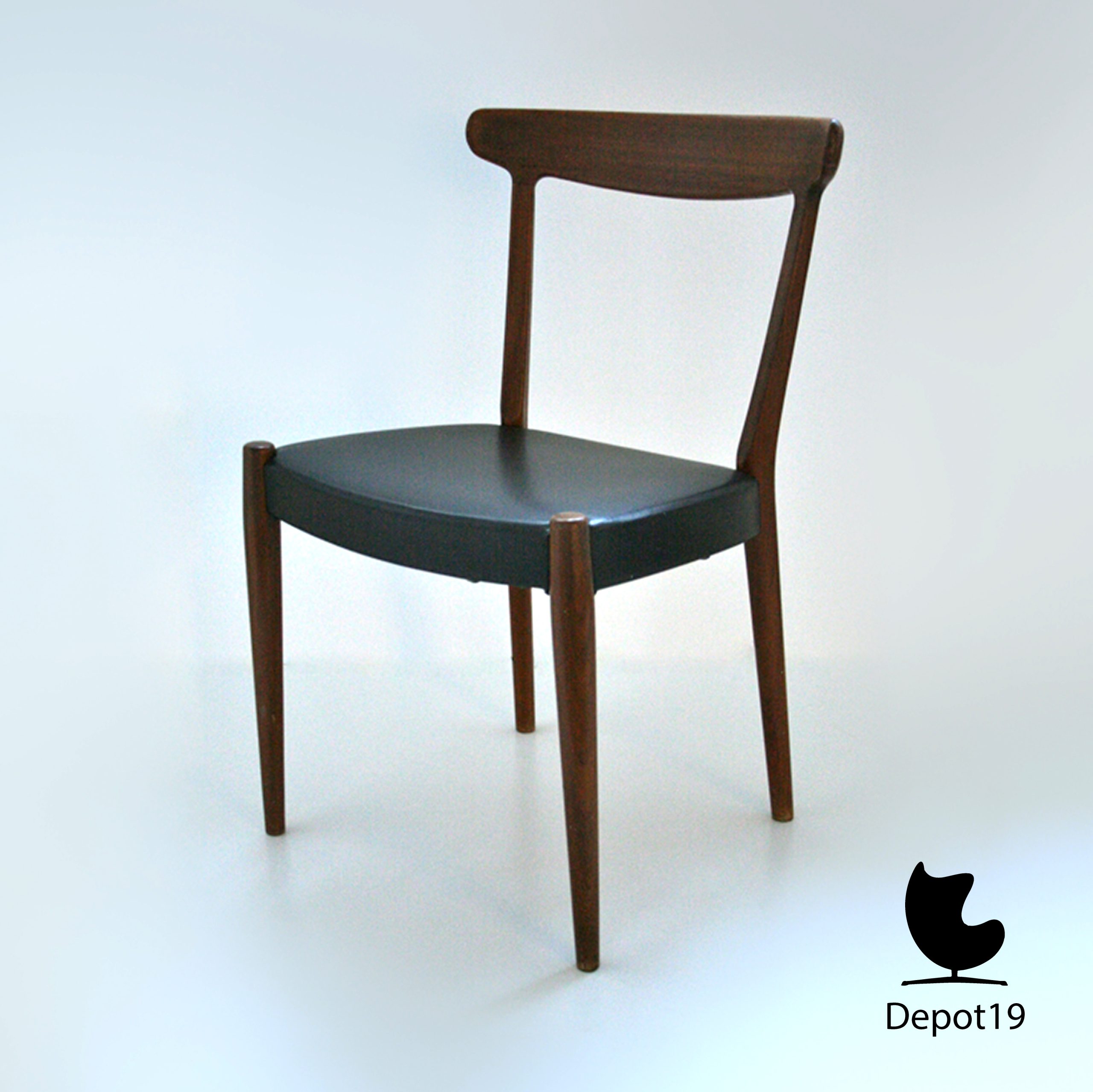 Skaraborgs Tibro Zweden W2 stoel Hans Wegner stijl