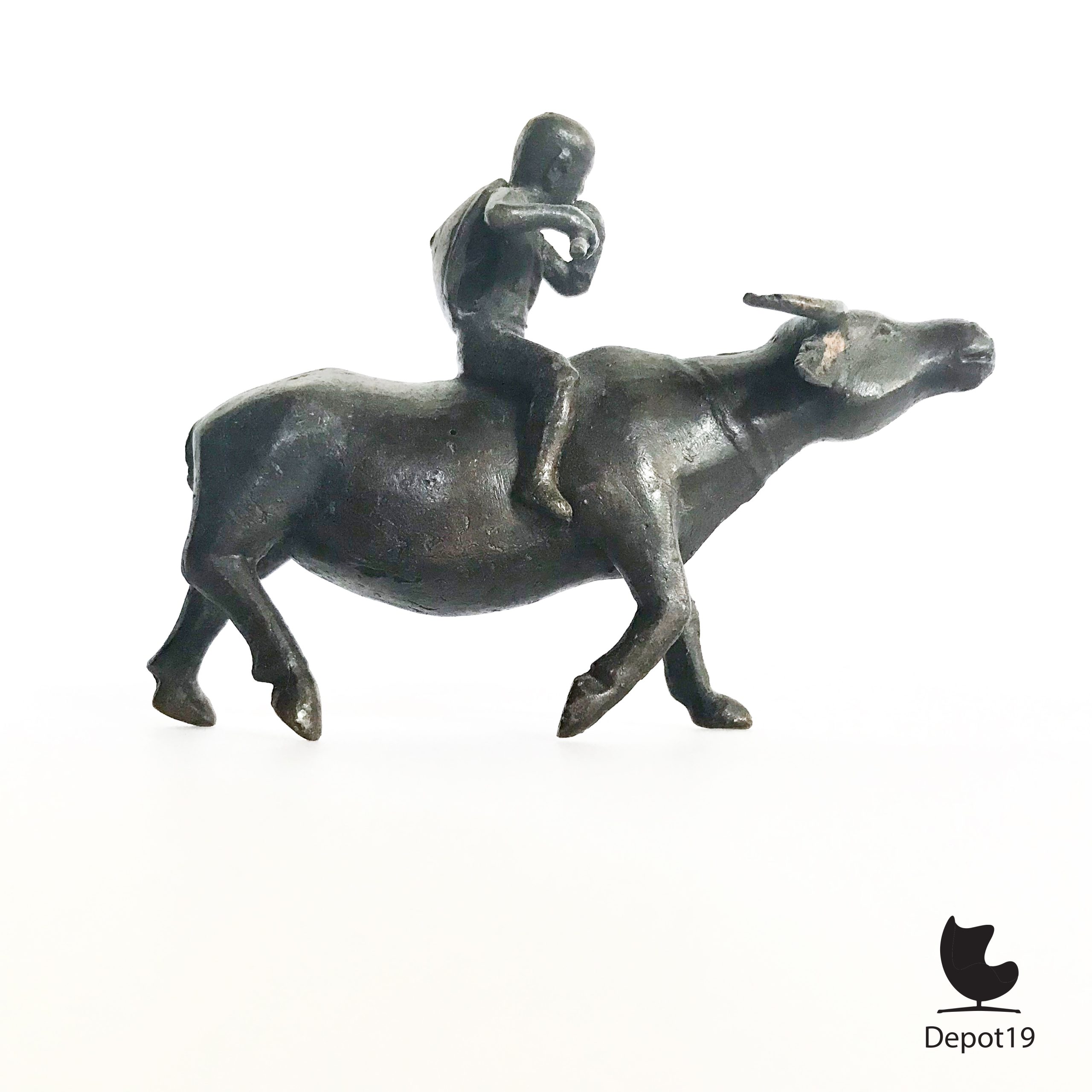 Traditioneel Aziatische sculptuur Fluitspeler berijdt een os - Afbeelding 2