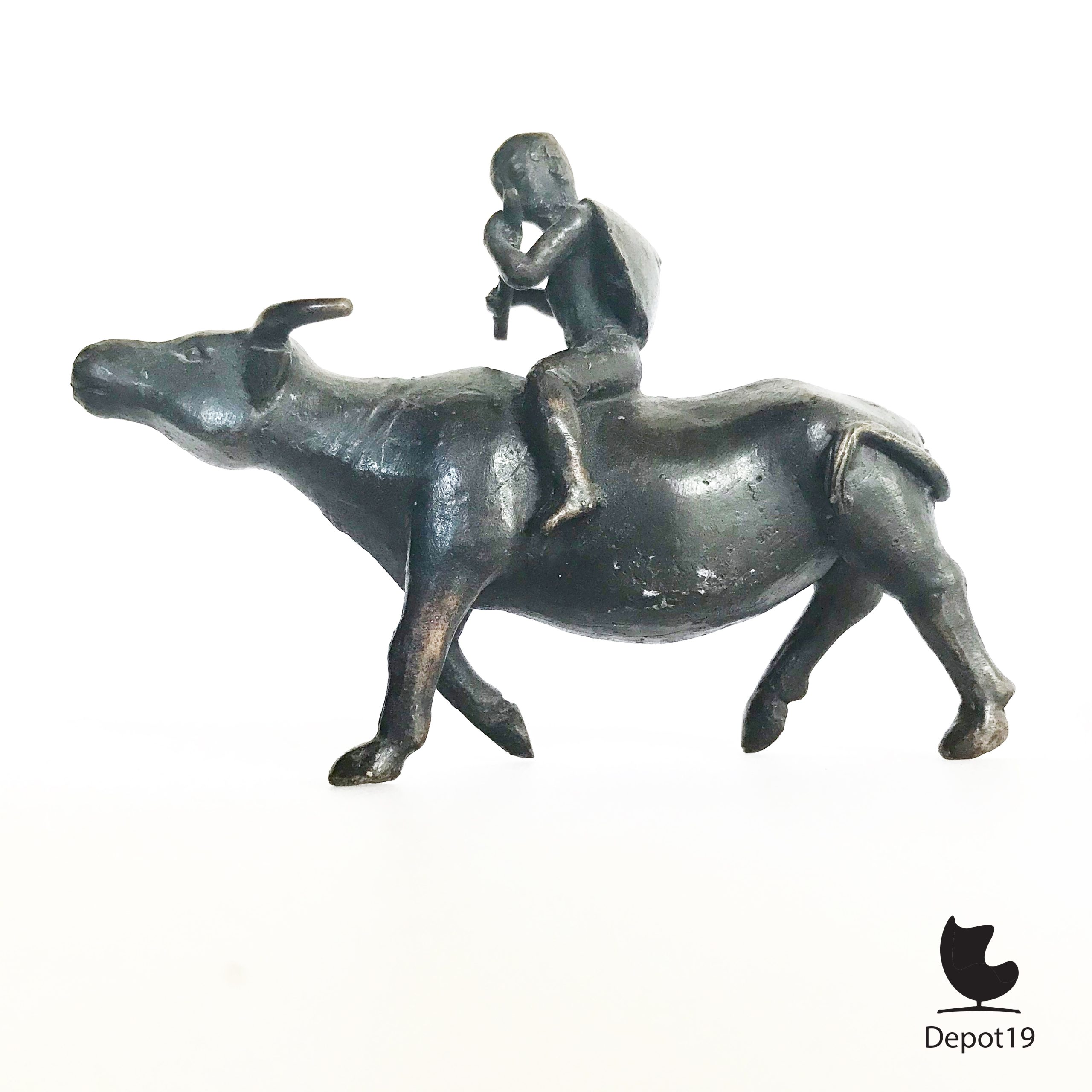 Traditioneel Aziatische sculptuur Fluitspeler berijdt een os