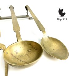 Alternative view of Antiek messing keukengerei wandrek