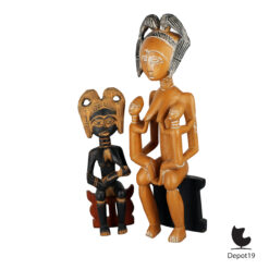 Akan Ghanese houtsculptuur tweeling moederbeeld ca 1960 met andere