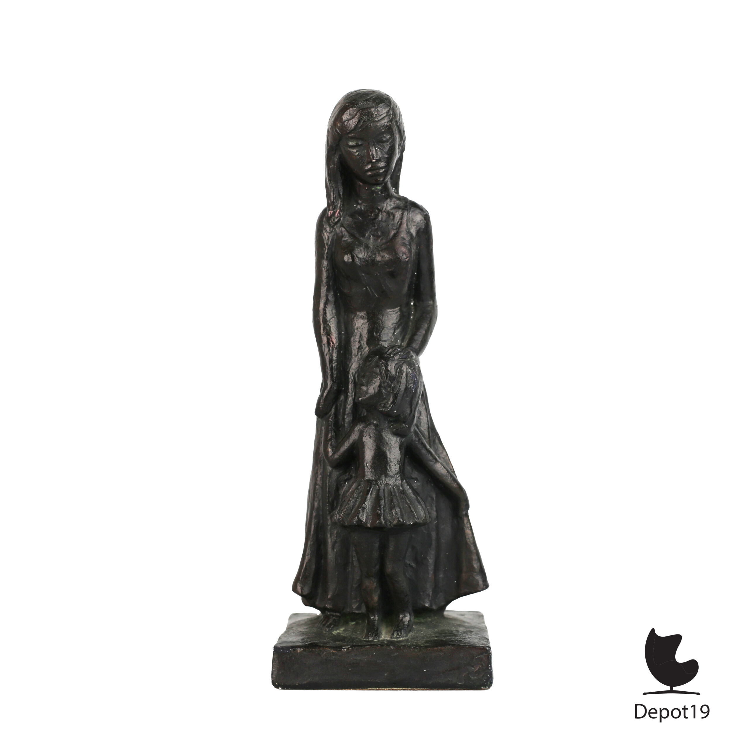 Leonardo Art Moeder kind gesigneerd bronsafwerking gips 1967 vooraanzicht