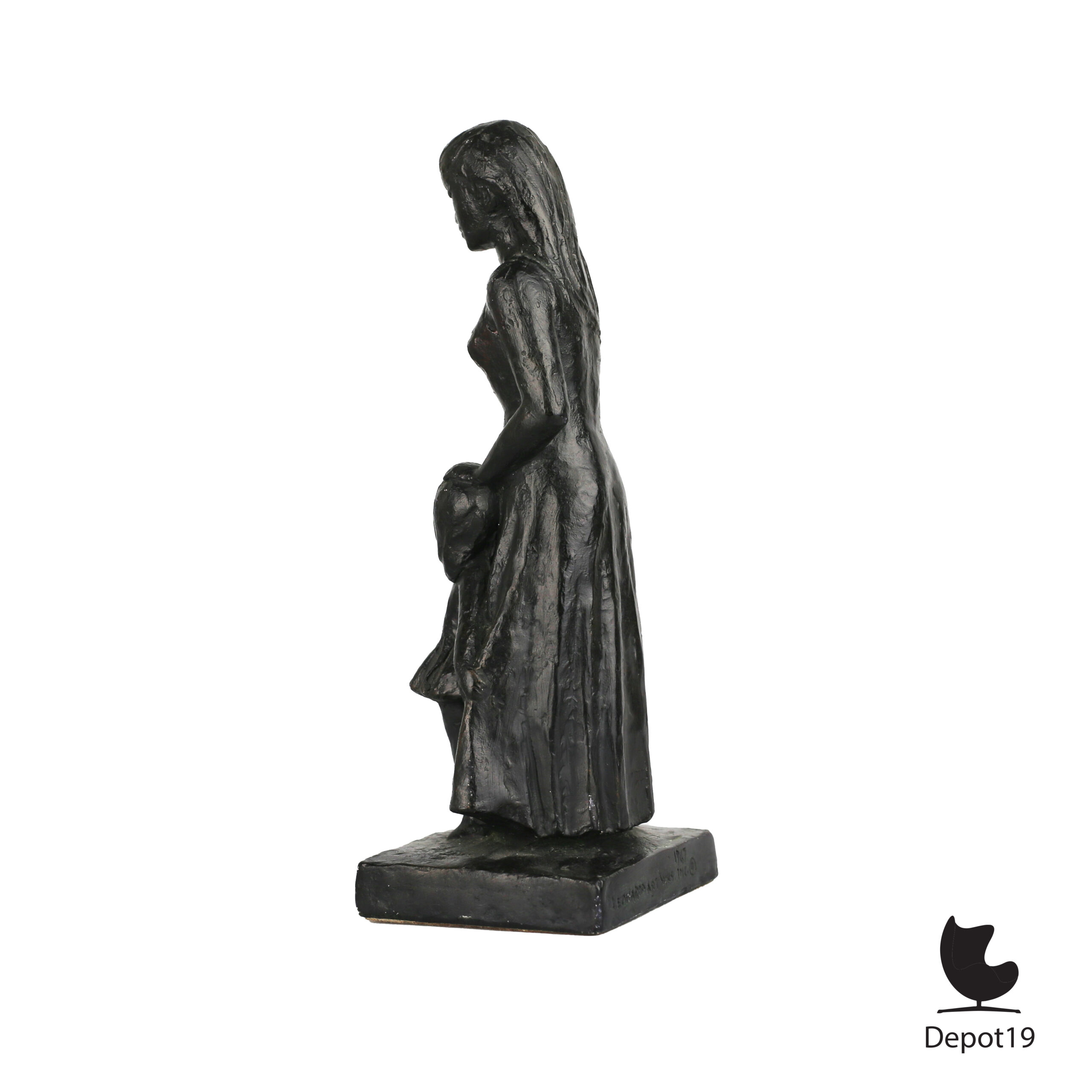 Leonardo Art Moeder kind gesigneerd bronsafwerking gips 1967 zijaanzicht