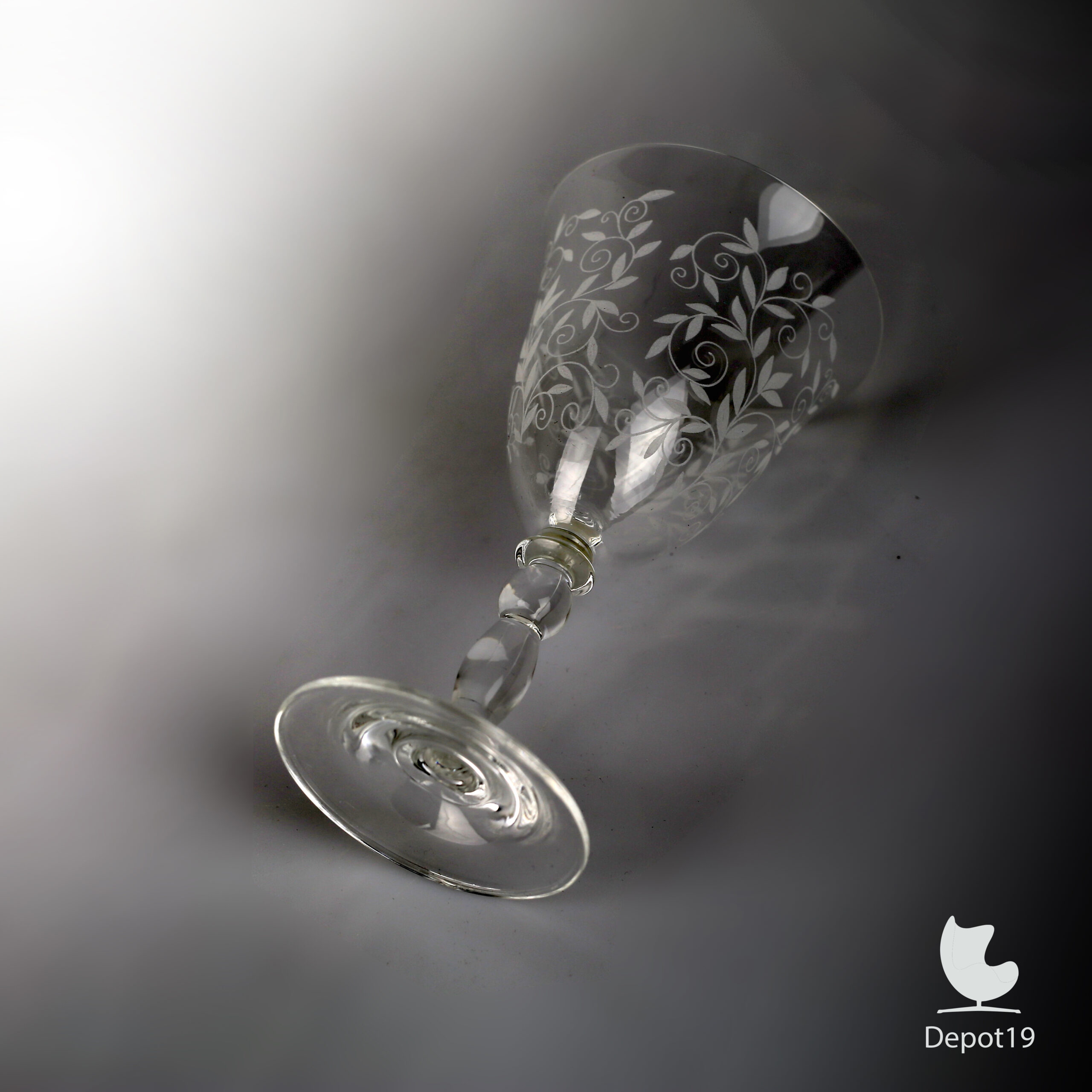 Rogaska Venetiaans gegraveerd kristalglas met bladmotief ca 1980s