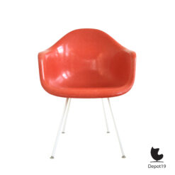 Rode Charles Ray Eames Herman Miller Dax stoel